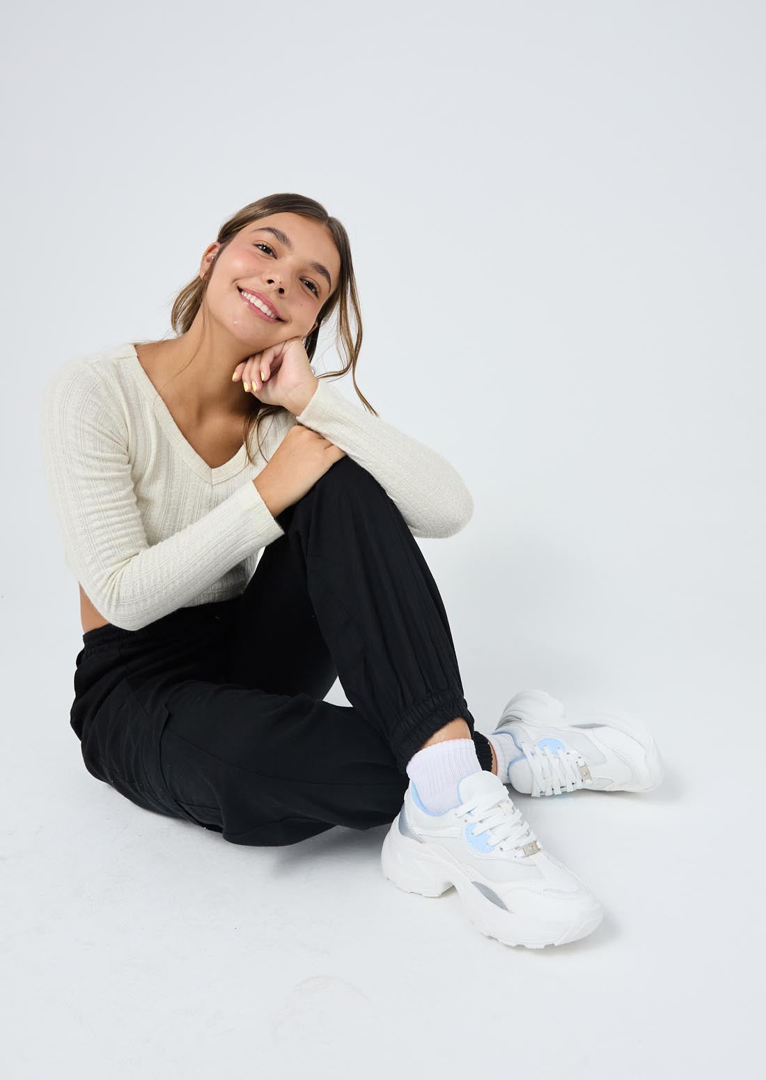 Tenis blancos cortes en brillo para jóvenes