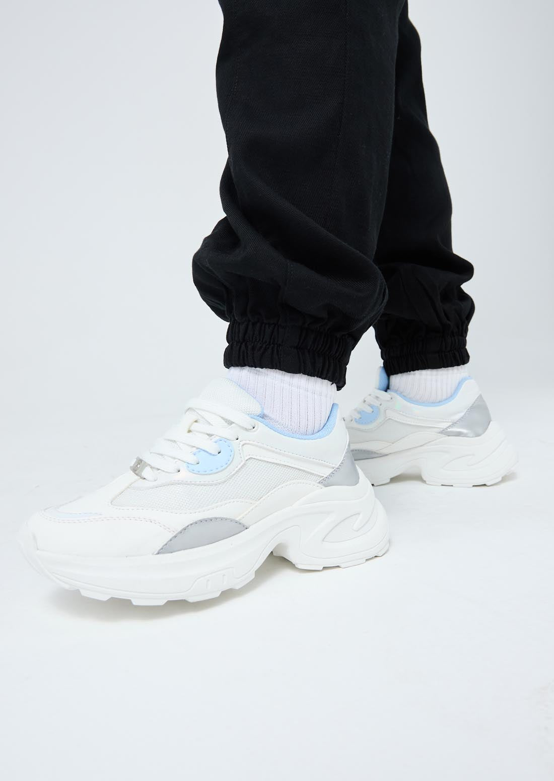 Tenis blancos cortes en brillo para jóvenes