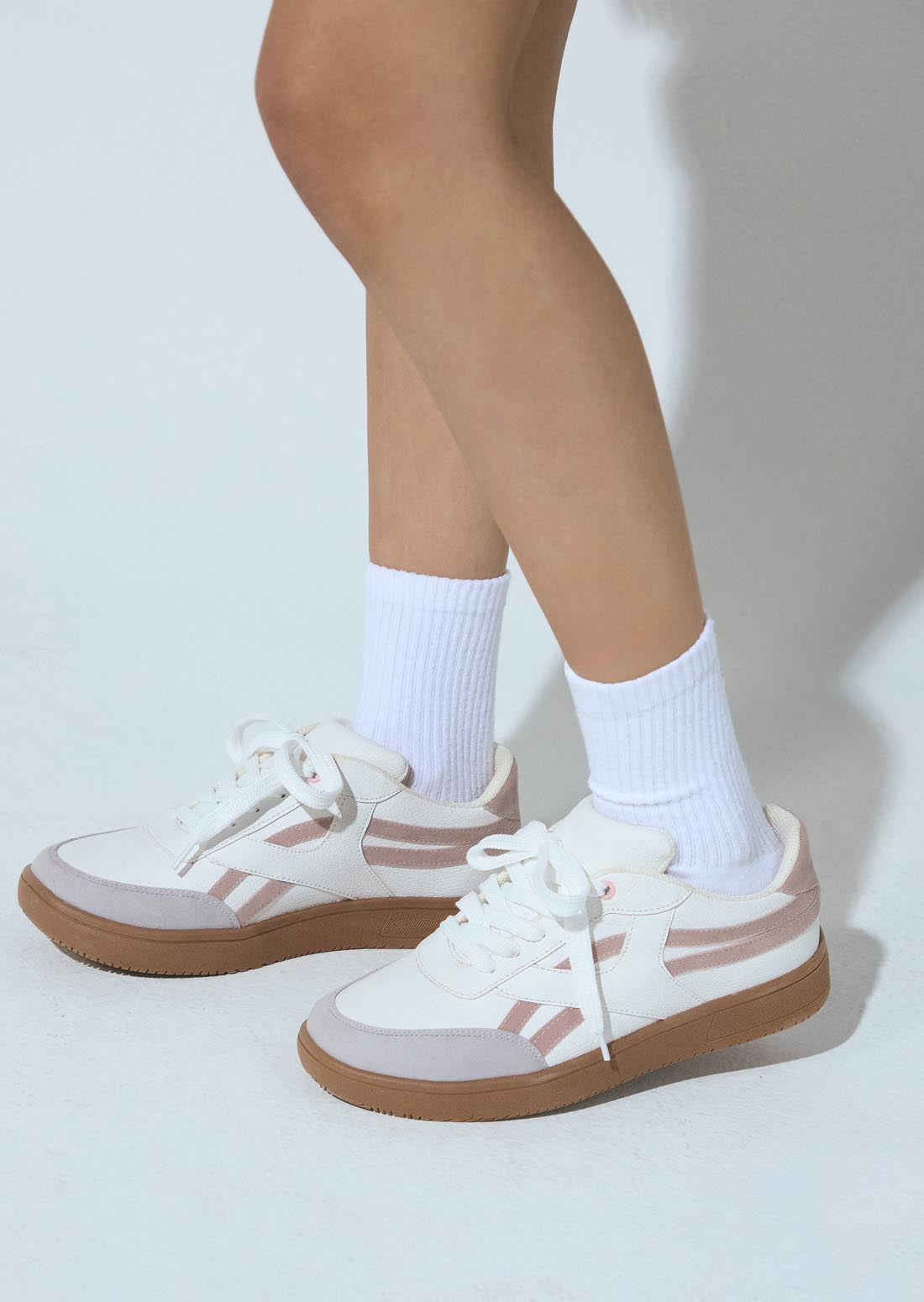 Tenis blancos en contraste para jóvenes