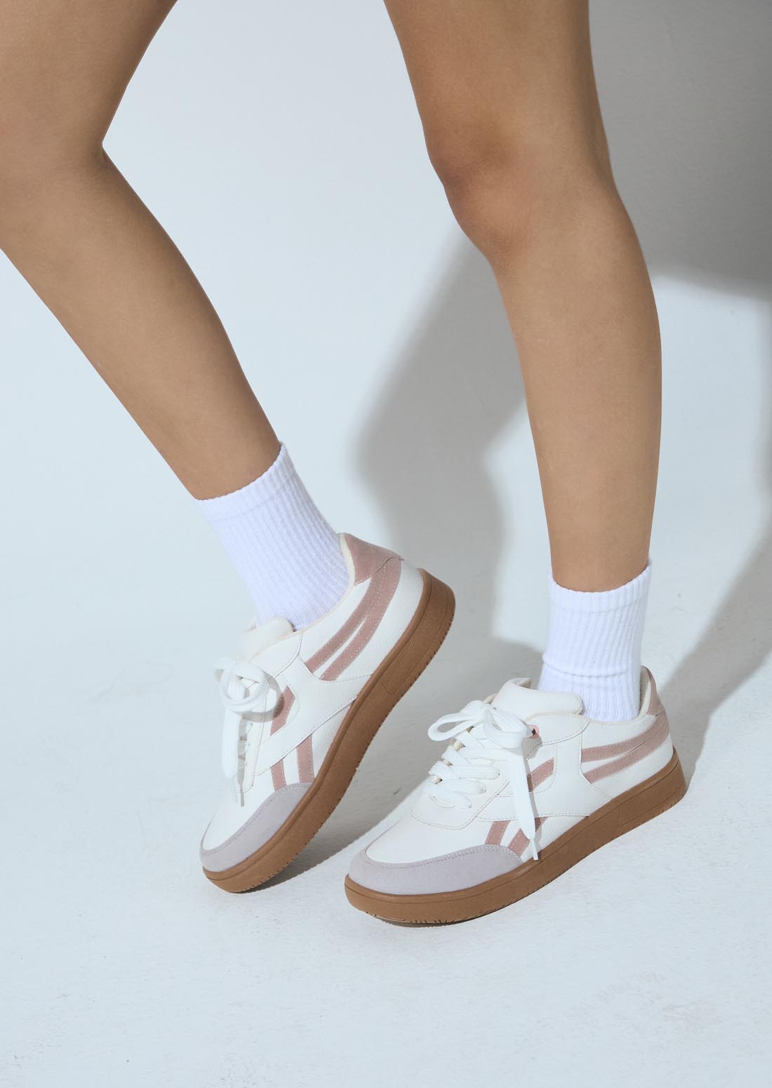 Tenis blancos en contraste para jóvenes