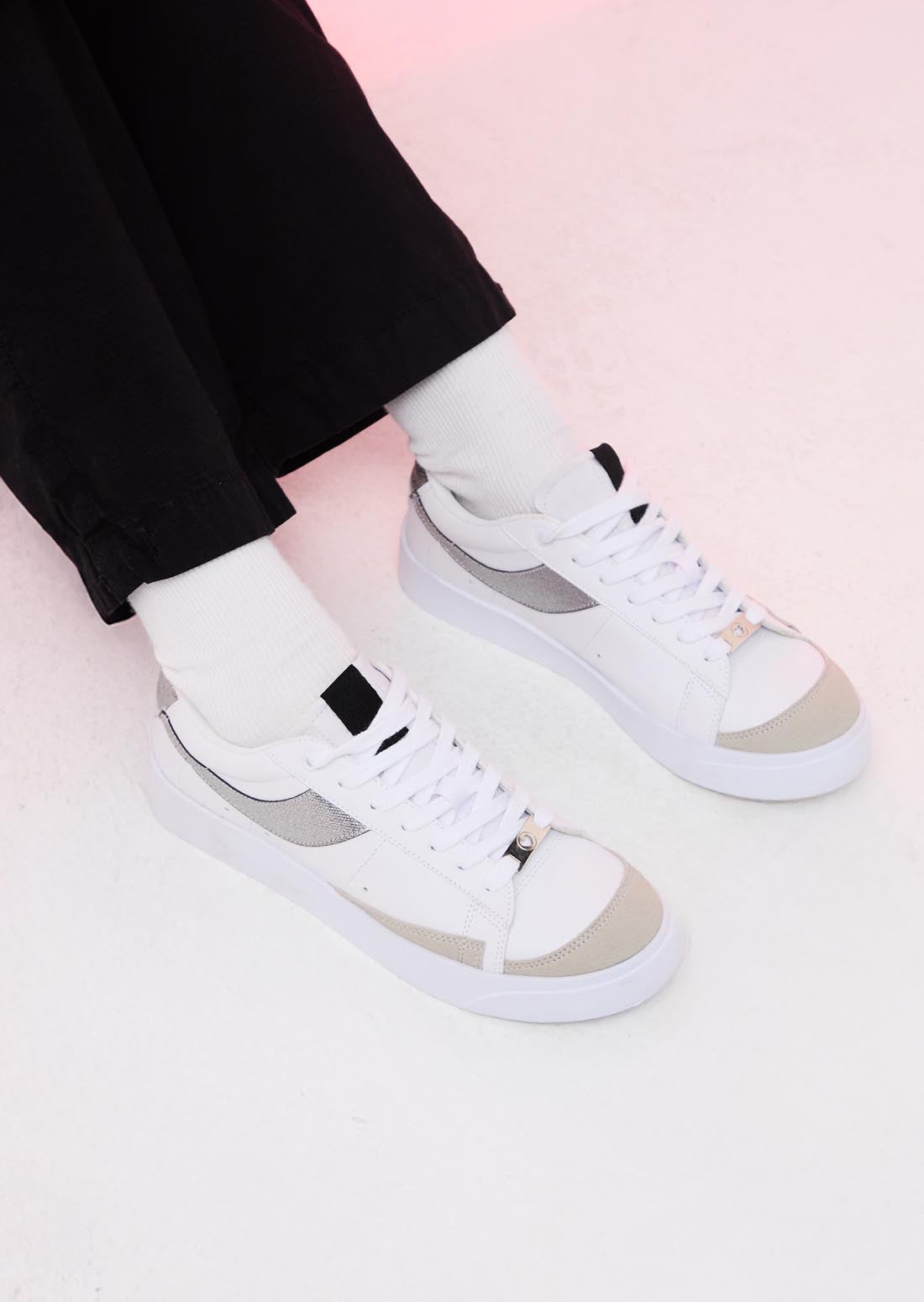 Tenis blancos con brillantes