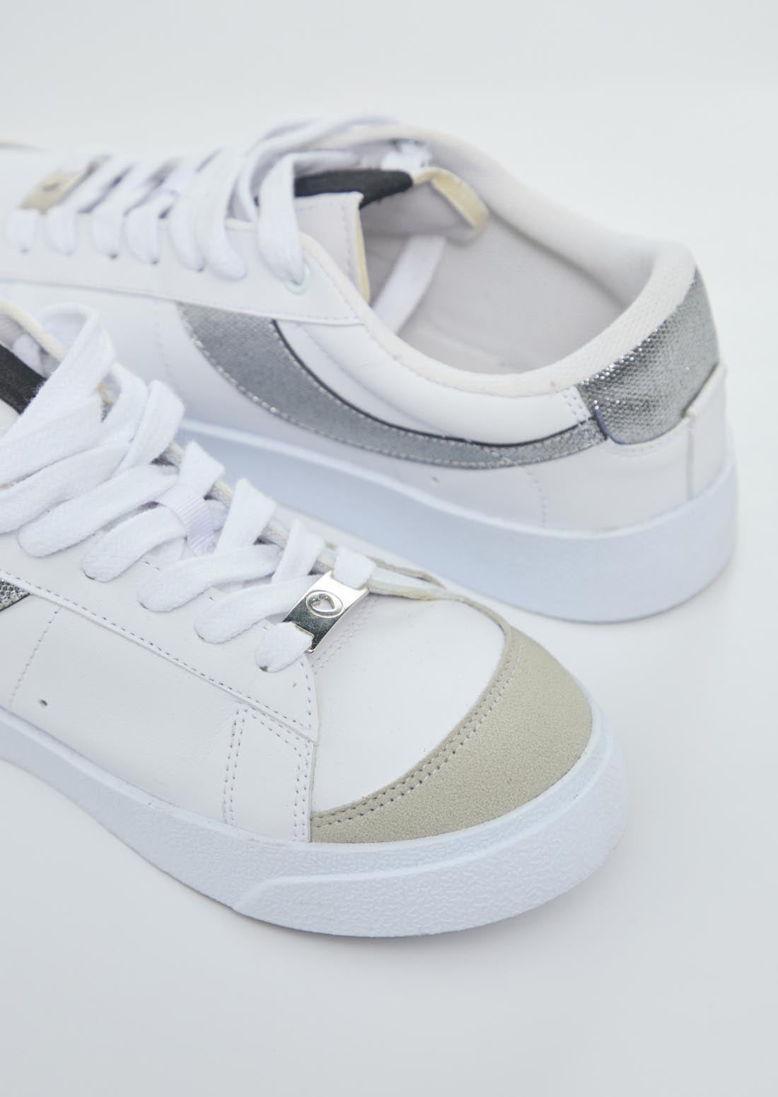 Tenis blancos con brillantes