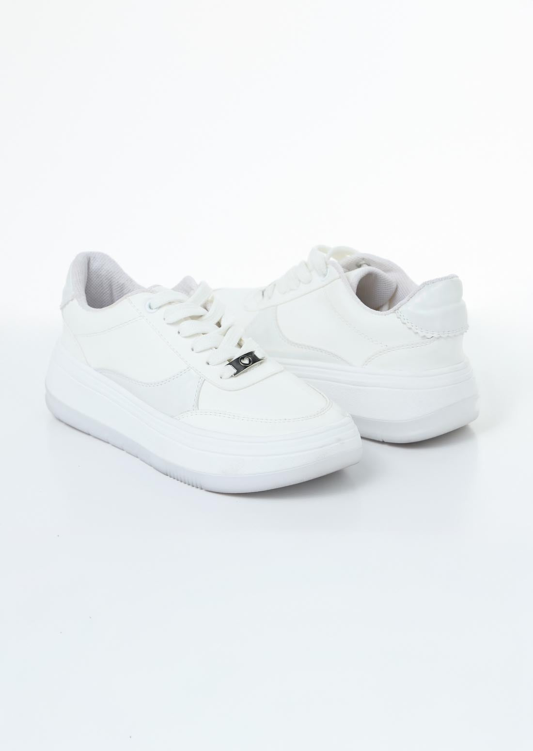 Tenis blancos con detalles