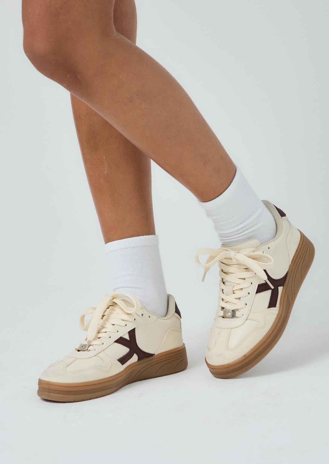 Tenis marfil con cortes en contraste