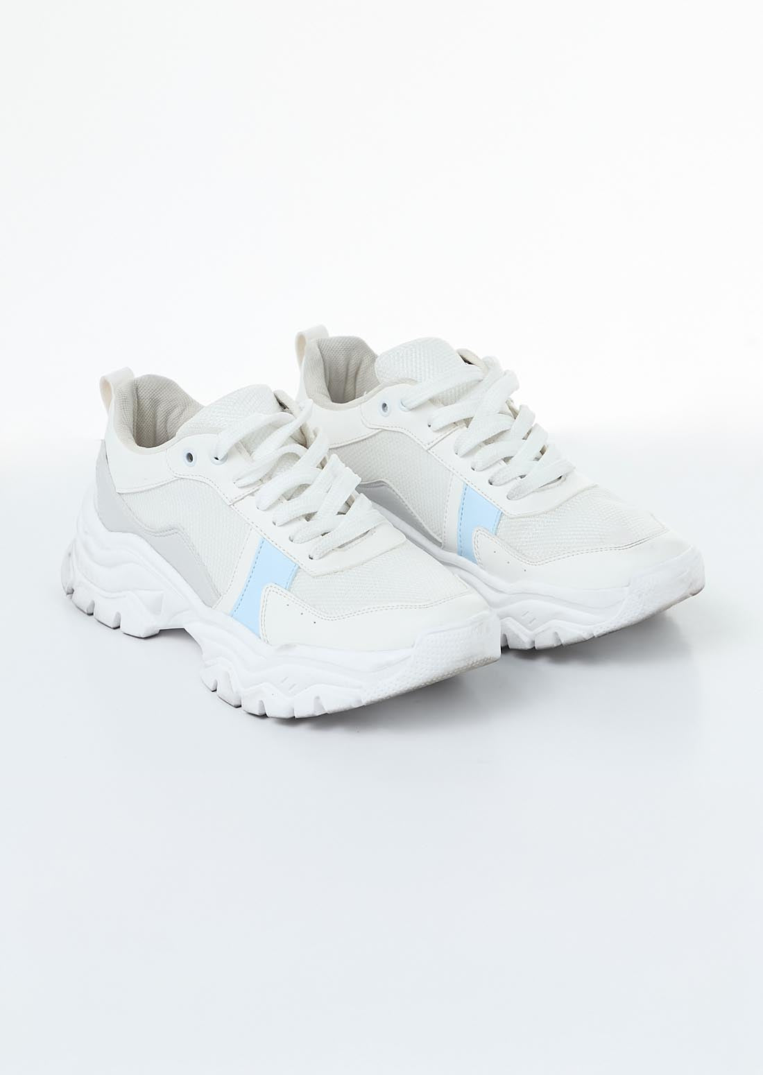 Tenis blancos con malla y detalle