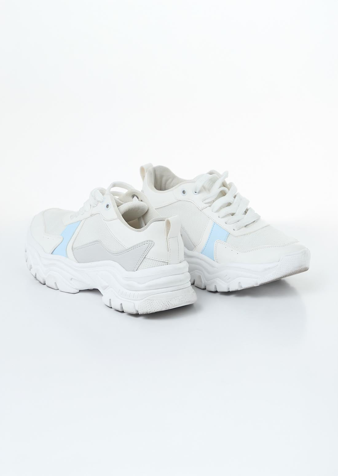 Tenis blancos con malla y detalle
