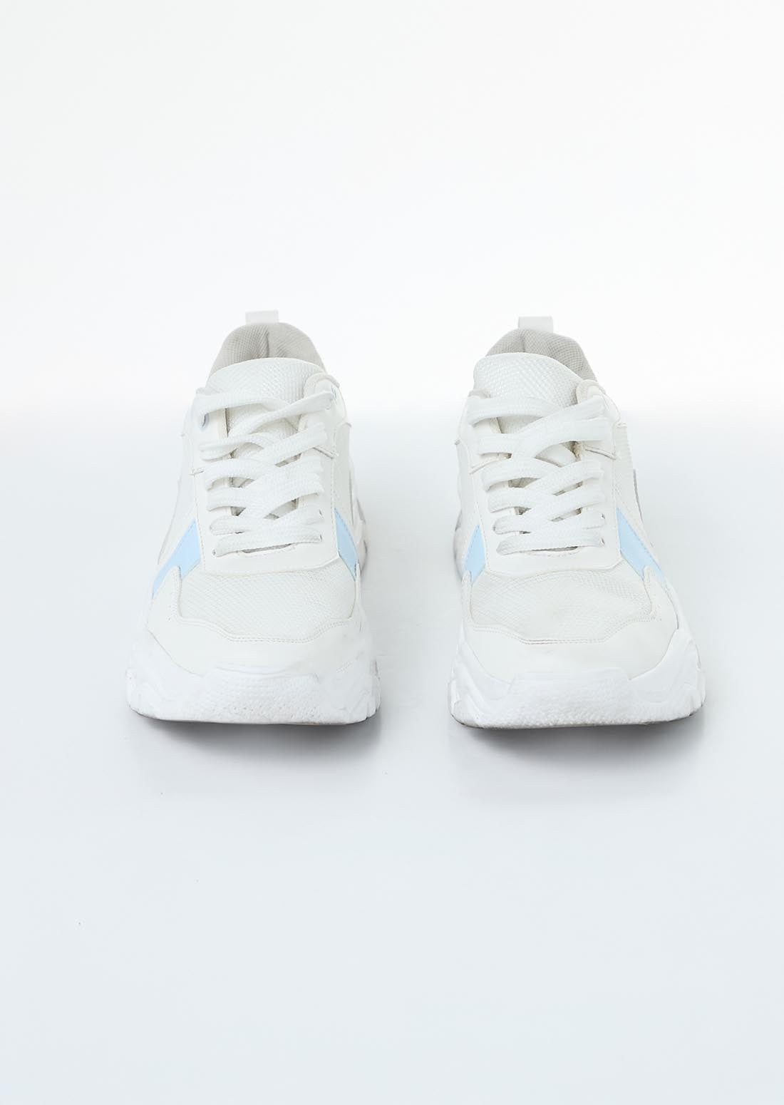 Tenis blancos con malla y detalle