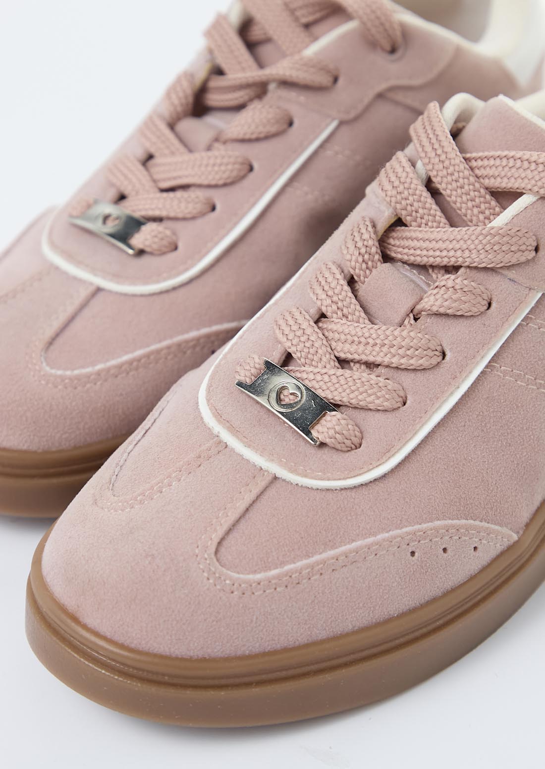 Tenis rosa con textura gamuza