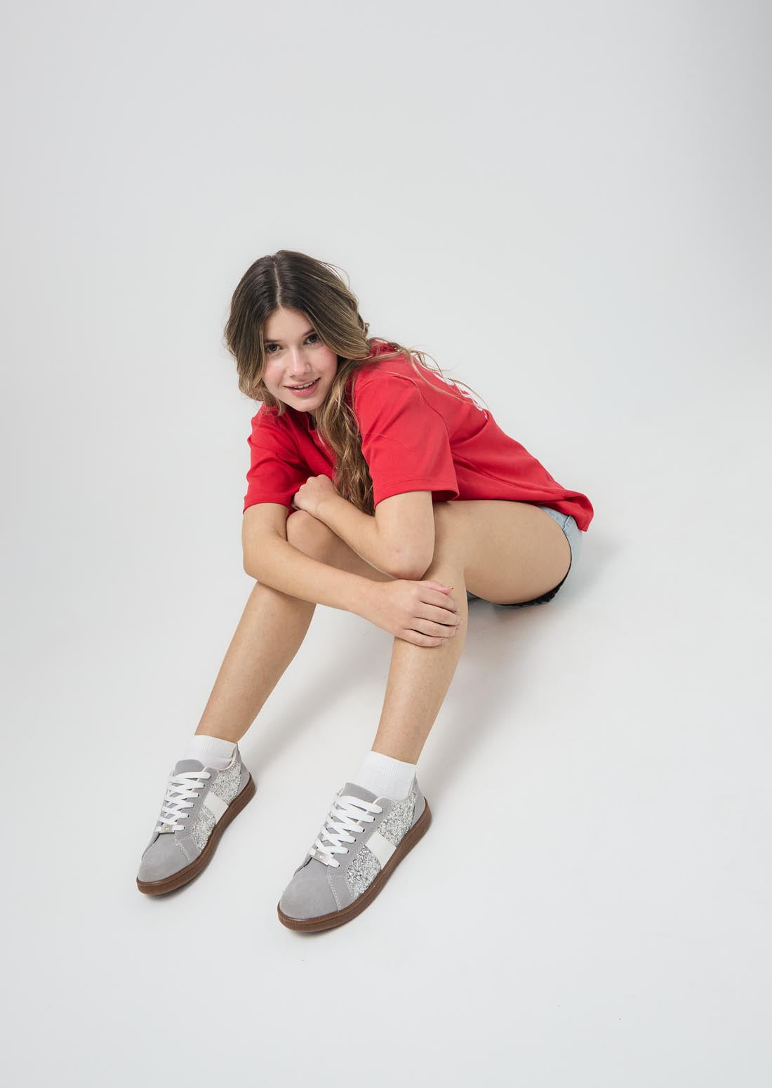 Tenis grises con glitter