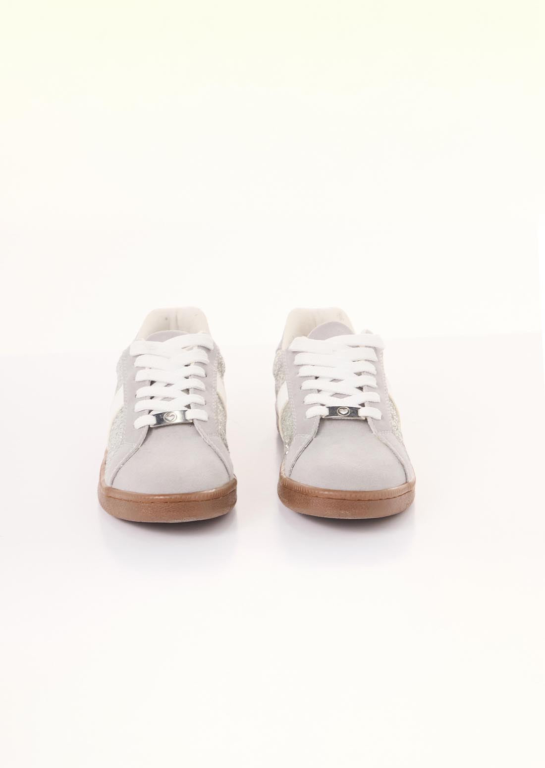 Tenis grises con glitter