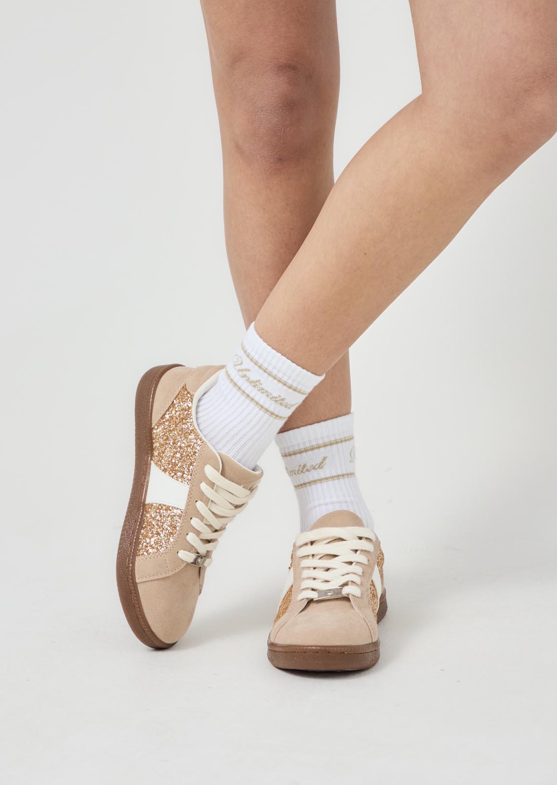 Tenis taupe con glitter