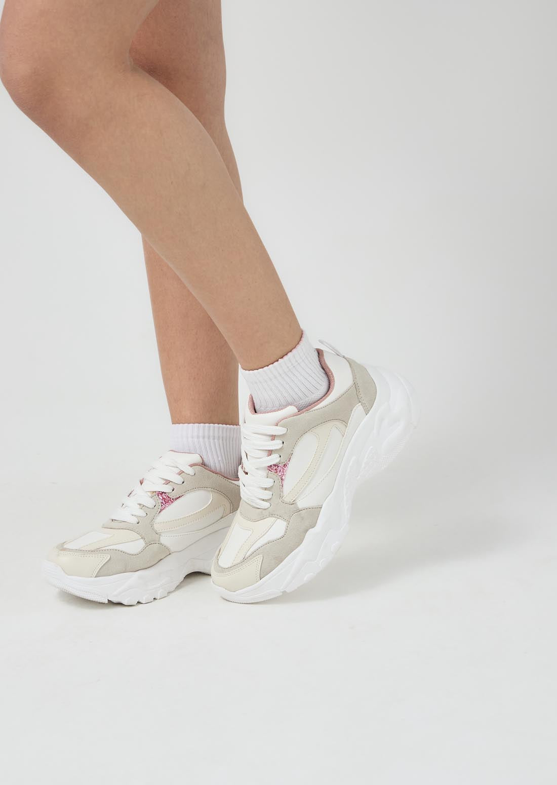 Tenis blancos con detalle en glitter