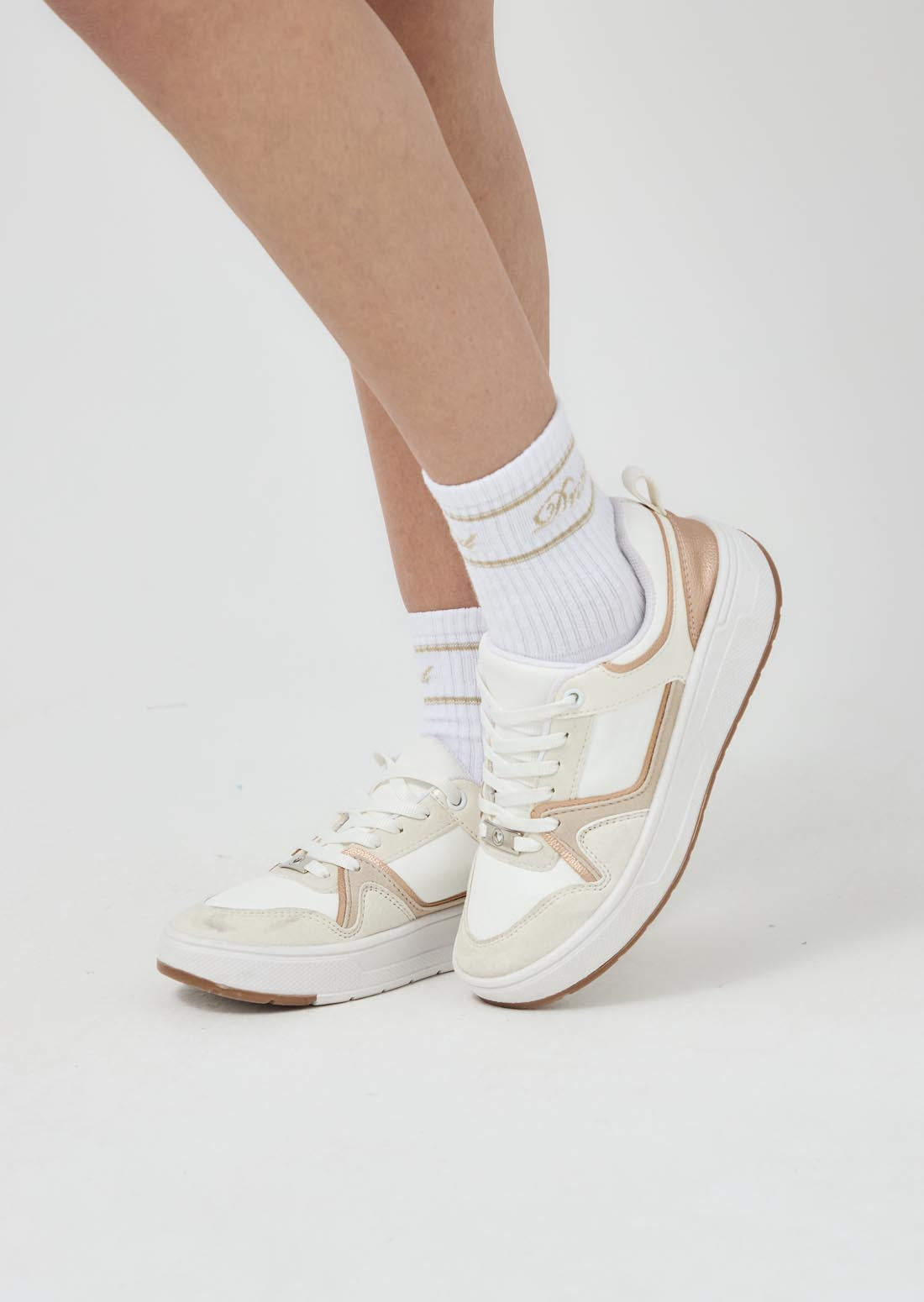 Tenis marfil con detalles en brillo