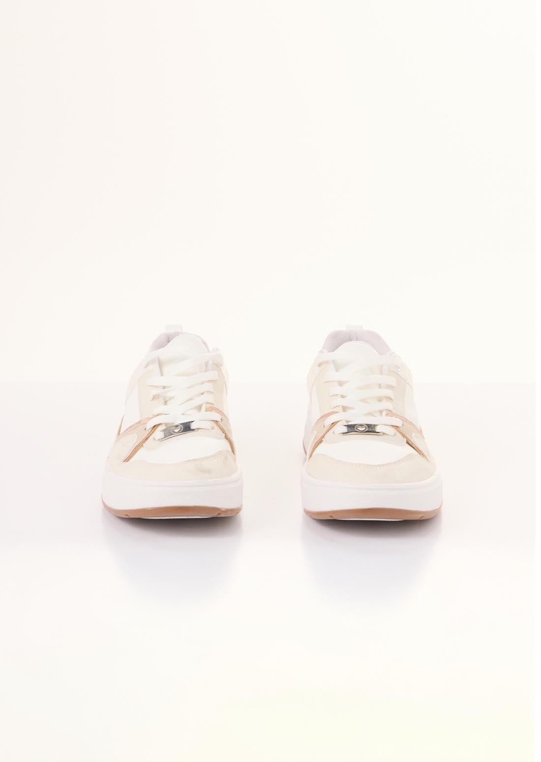 Tenis marfil con detalles en brillo