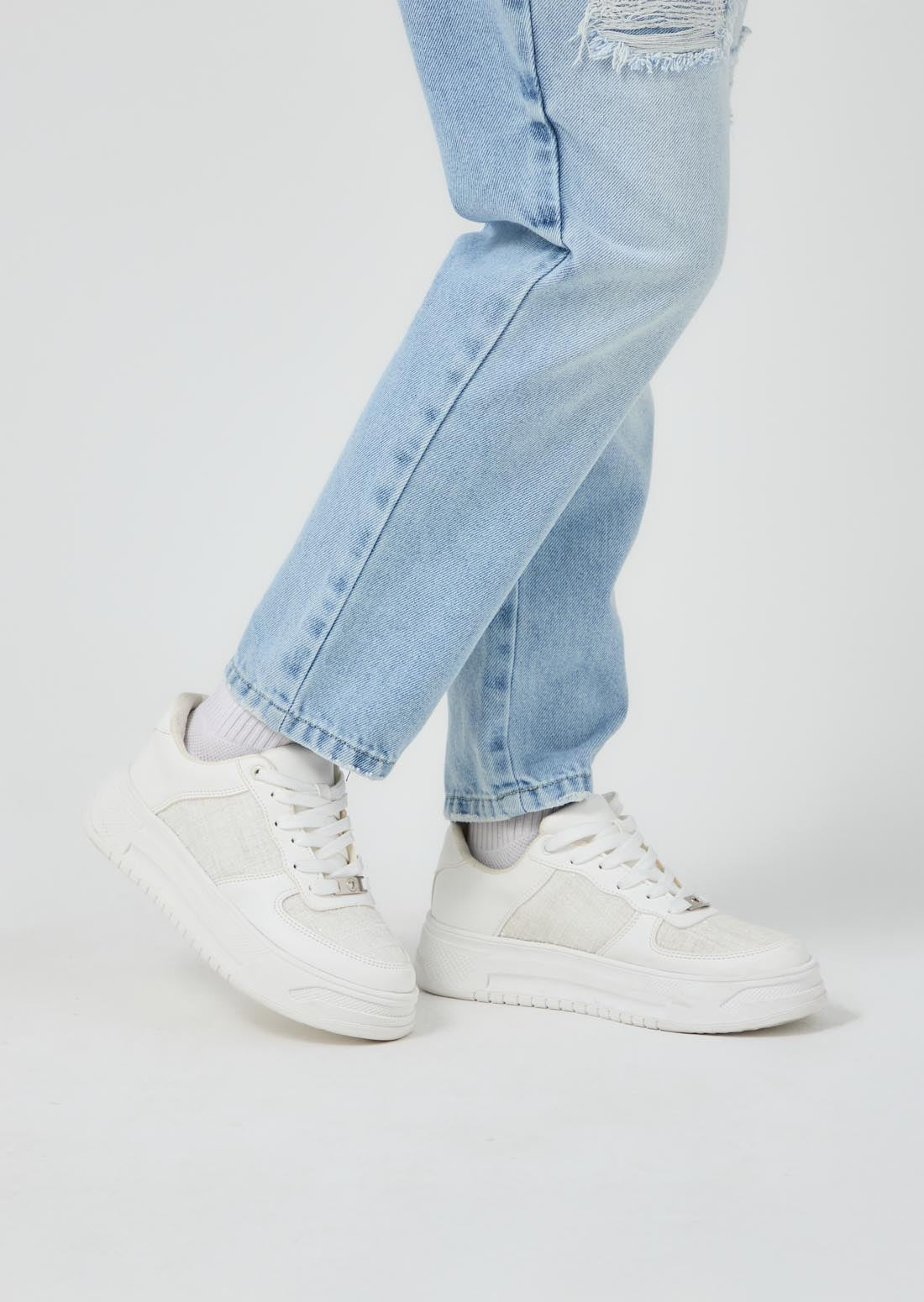 Tenis blancos con cortes