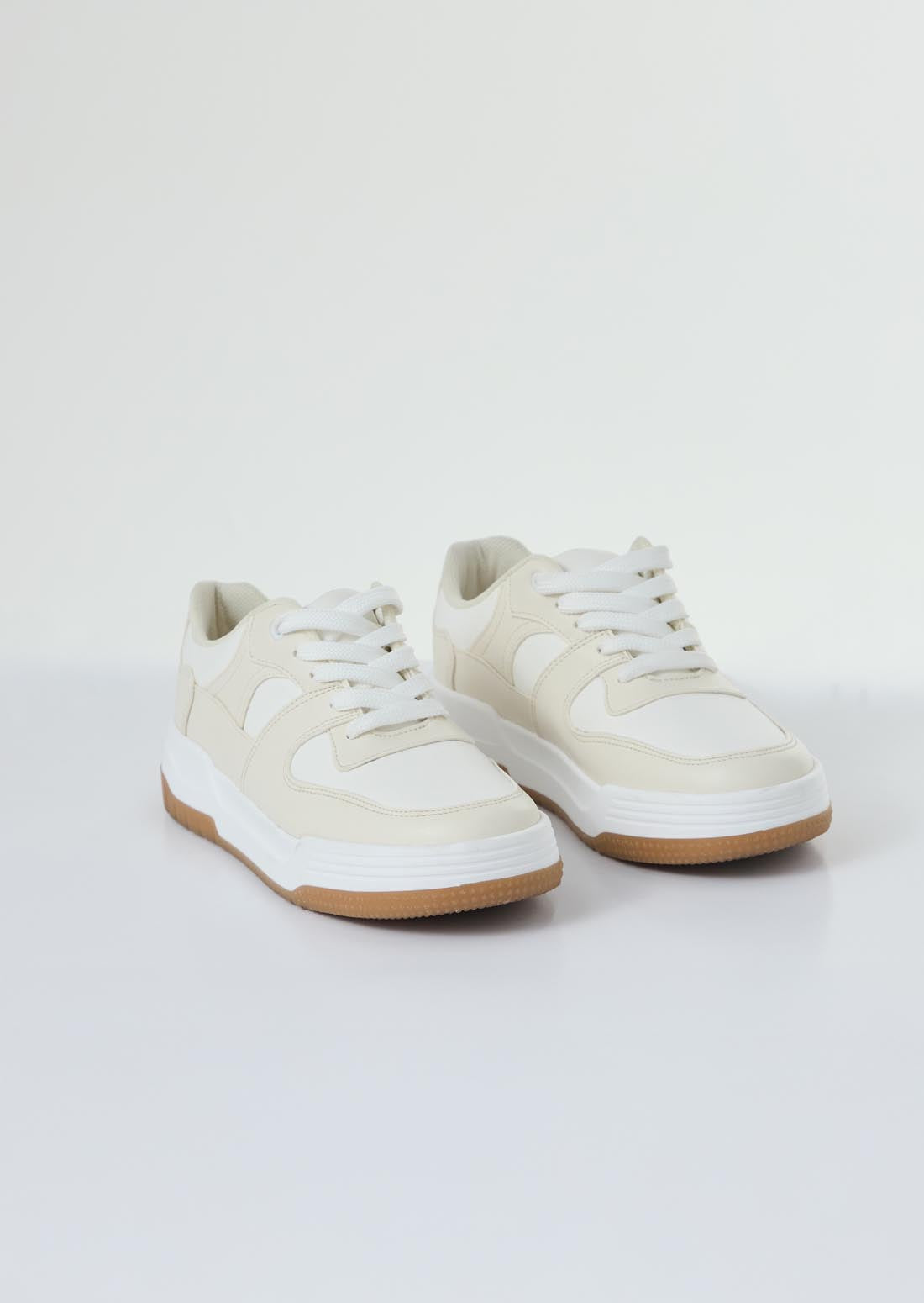 Tenis blancos con cortes en contraste para jóvenes