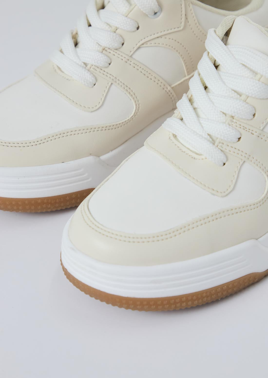 Tenis blancos con cortes en contraste para jóvenes