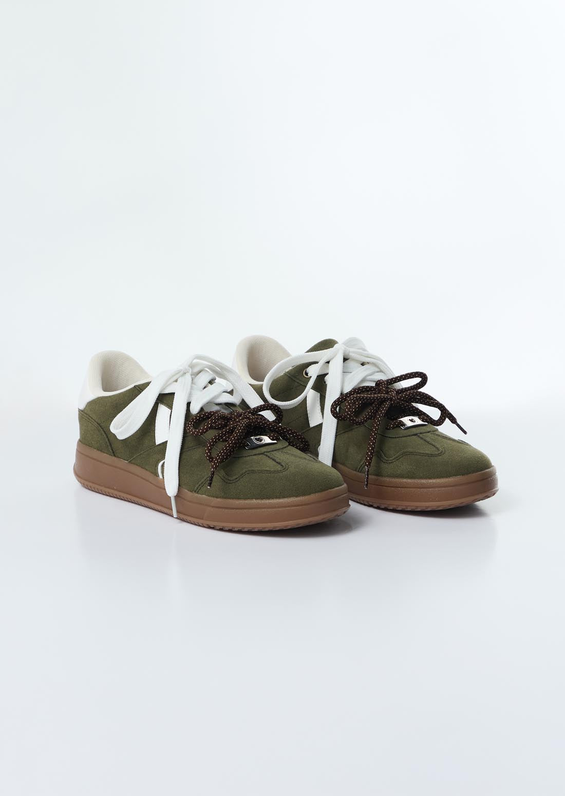 Tenis verdes con cordones en contraste para jóvenes