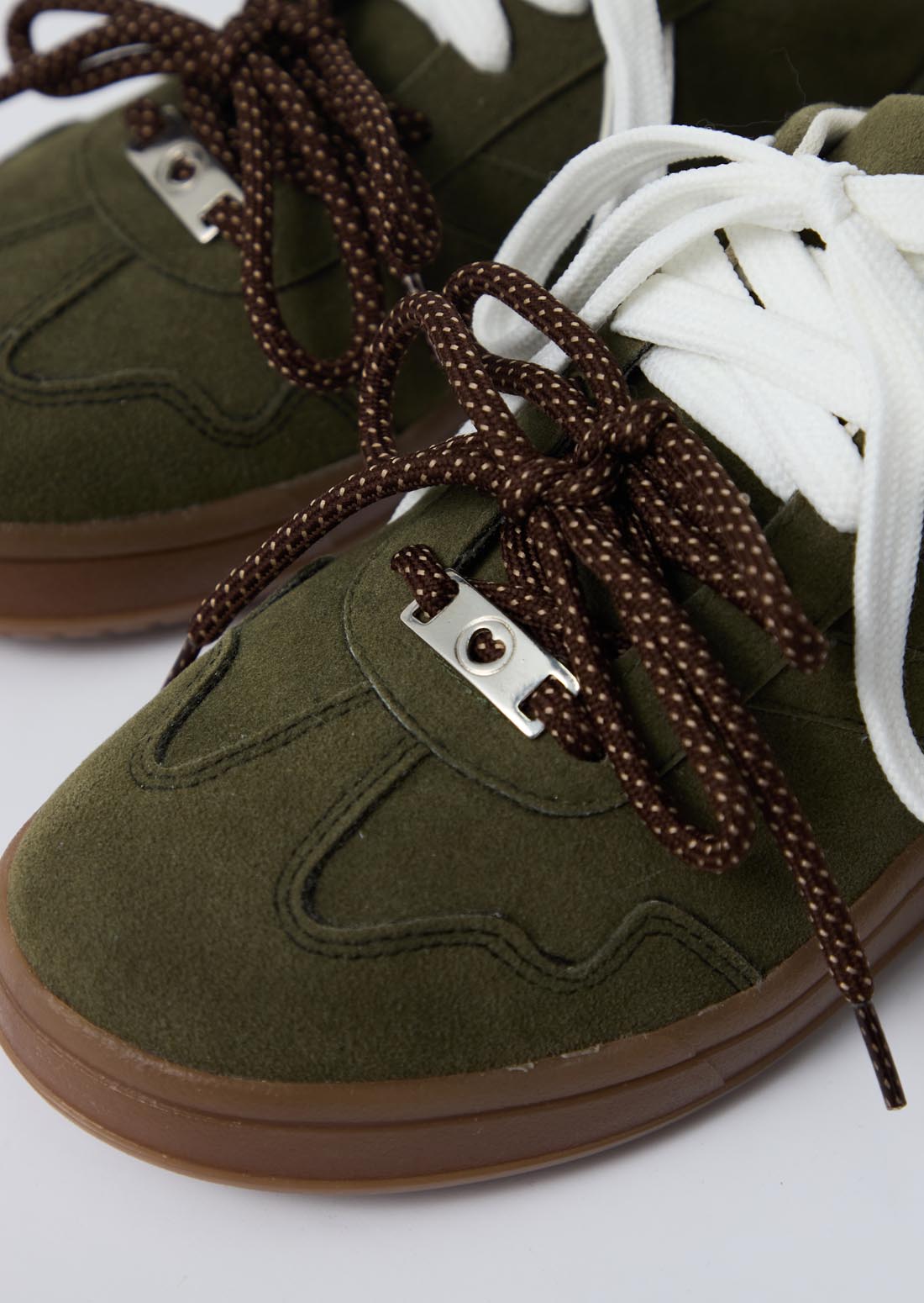 Tenis verdes con cordones en contraste para jóvenes