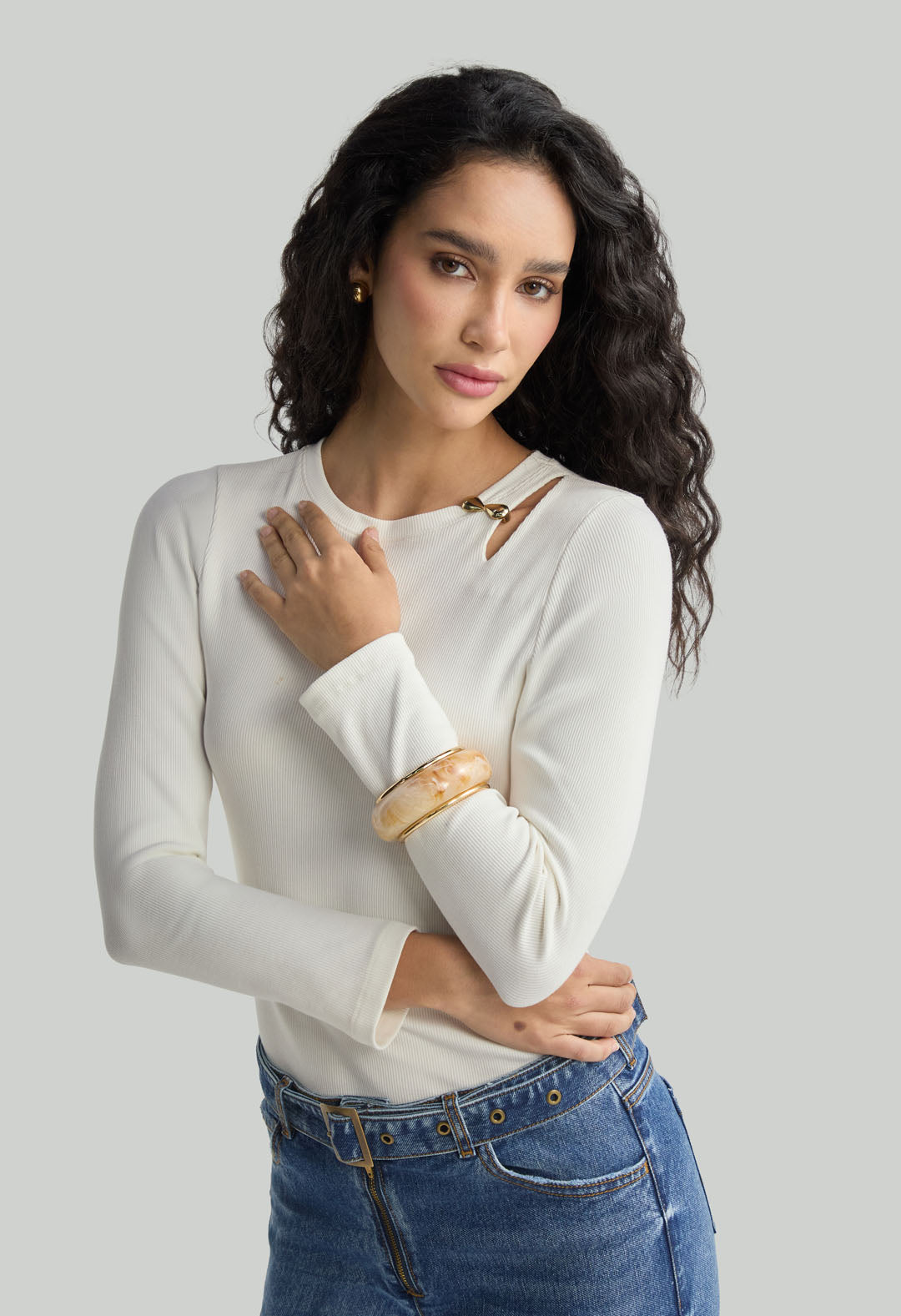 Top marfil con detalle en hombro para mujer