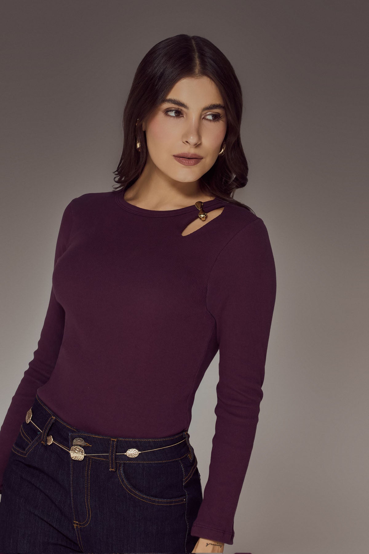 Top vino tinto con detalle en hombro para mujer