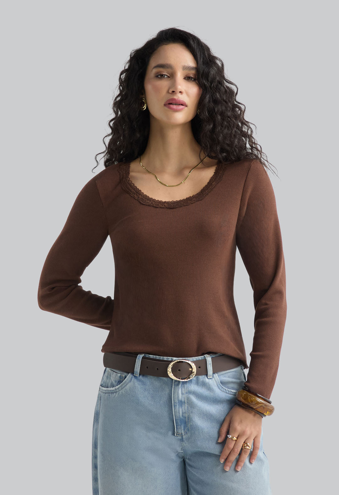 Top café oscuro con encaje en cuello para mujer