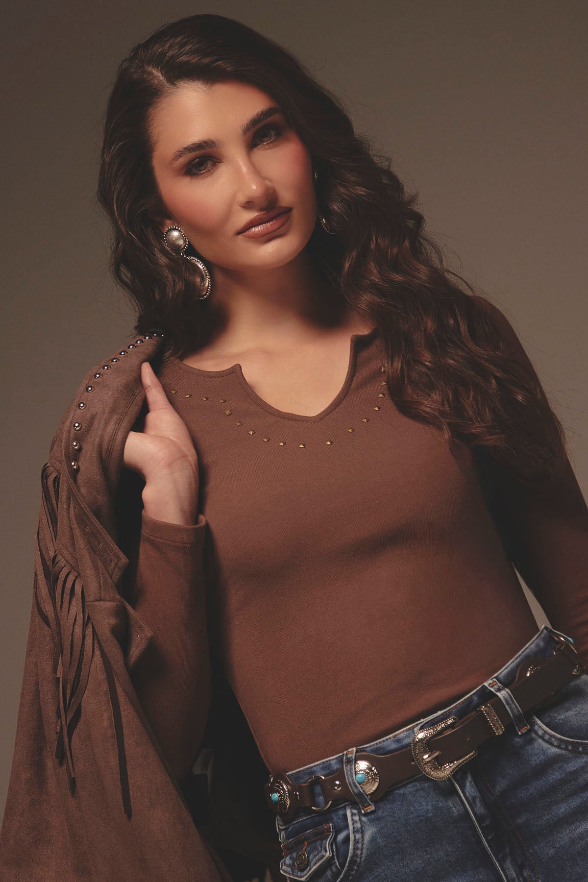 Top café oscuro con taches en escote para mujer