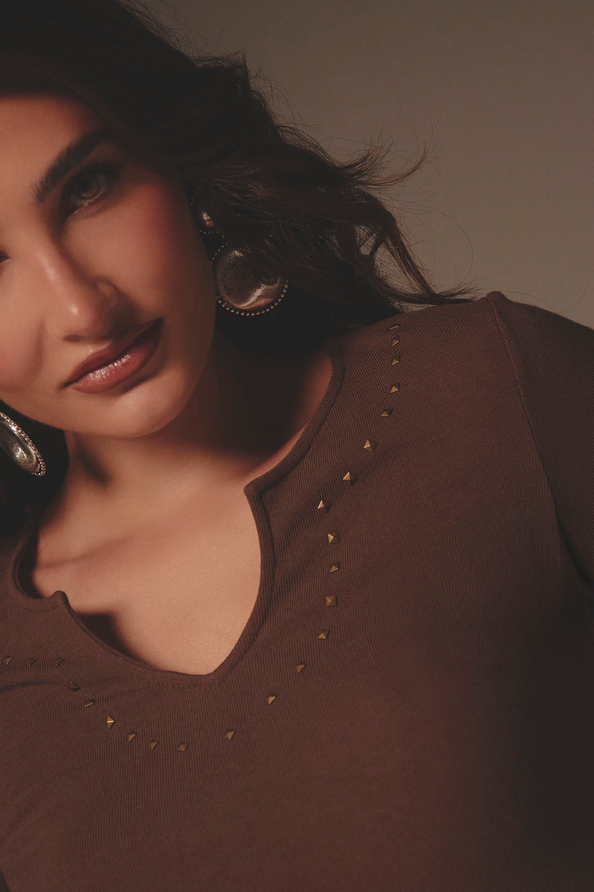 Top café oscuro con taches en escote para mujer
