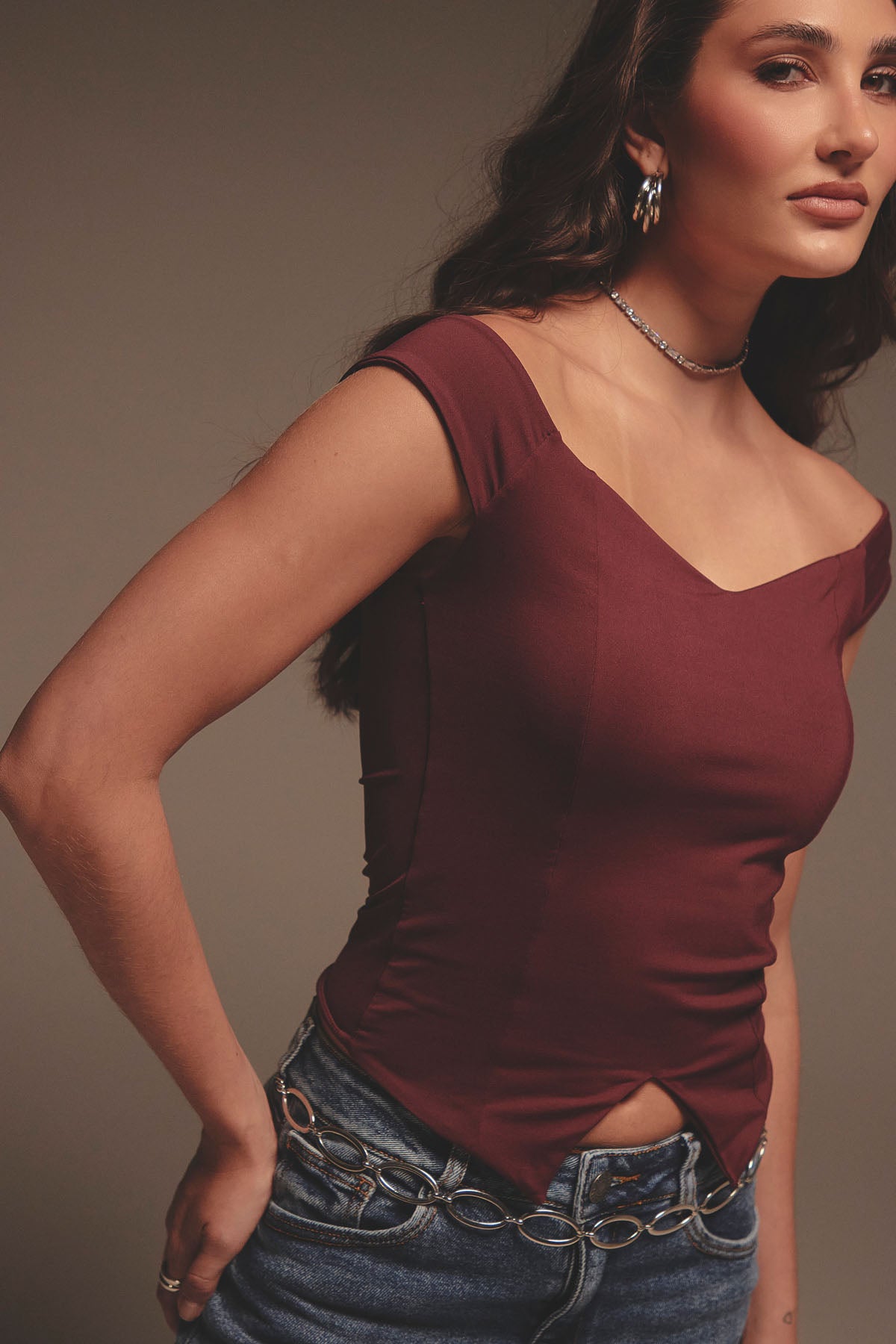 Top vino tinto con cortes para mujer