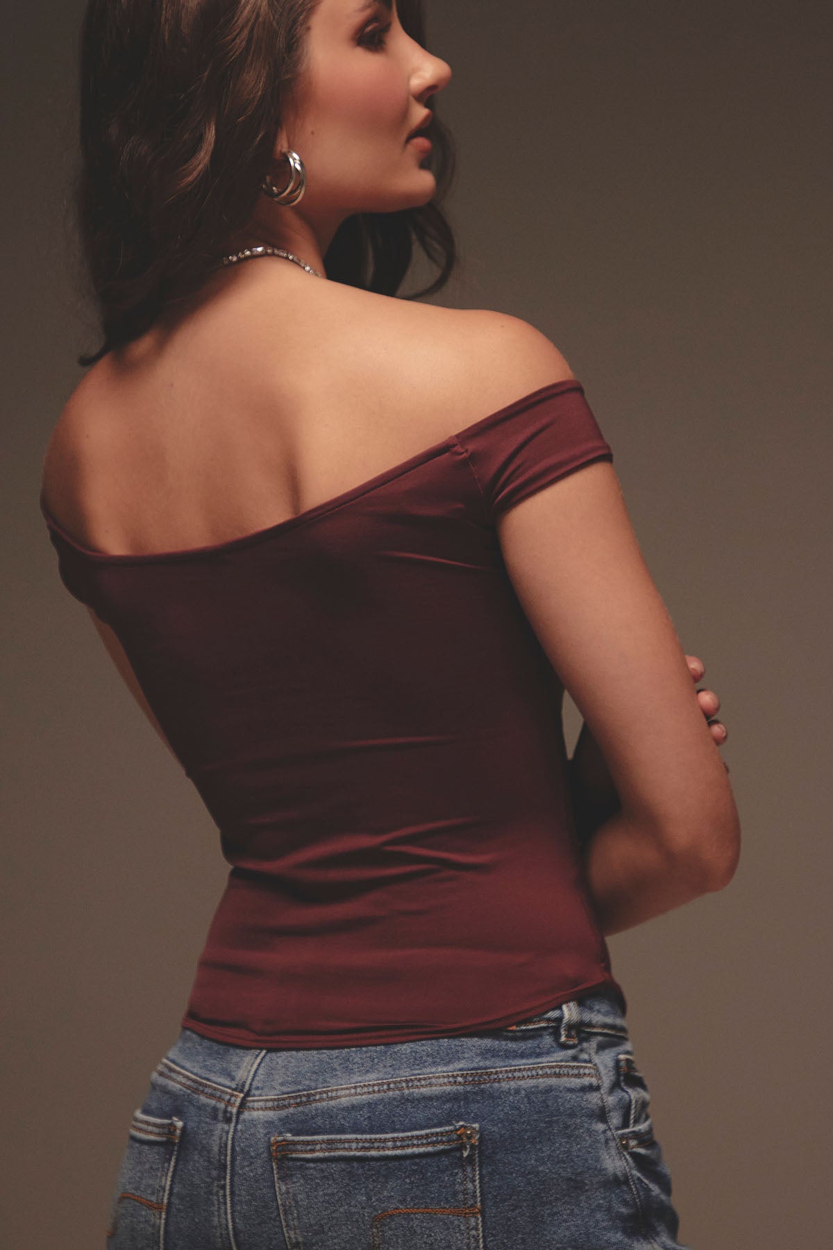 Top vino tinto con cortes para mujer