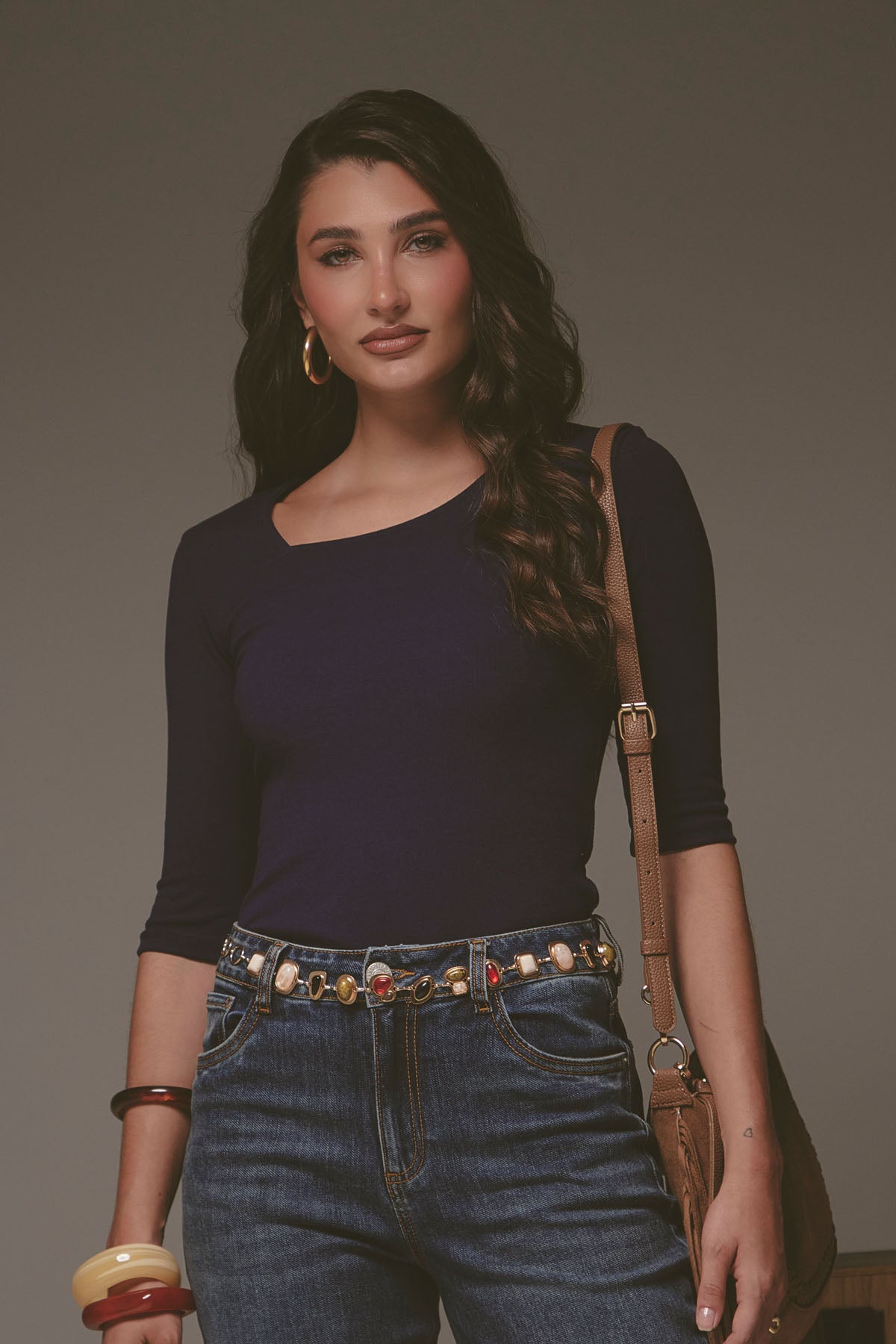 Top azul oscuro con cuello asimétrico para mujer