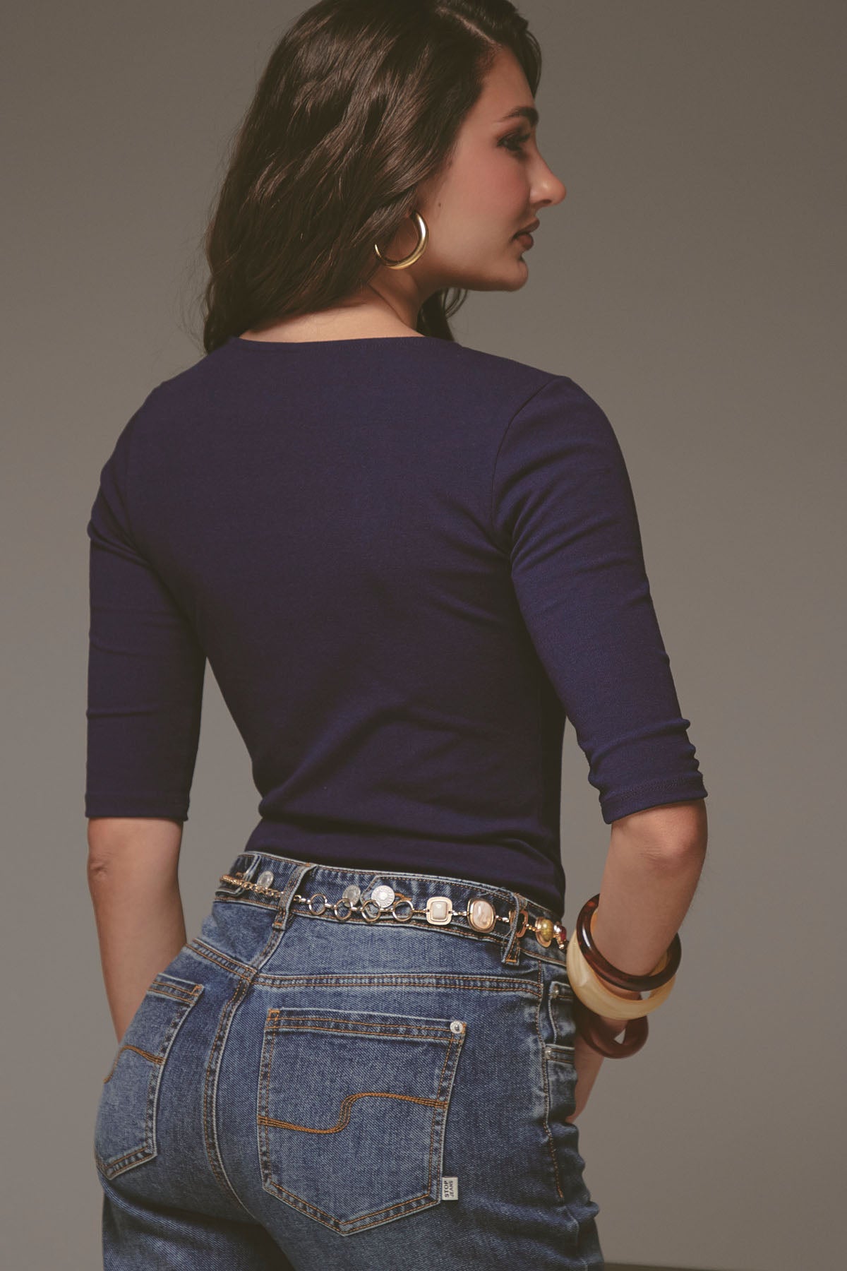 Top azul oscuro con cuello asimétrico para mujer