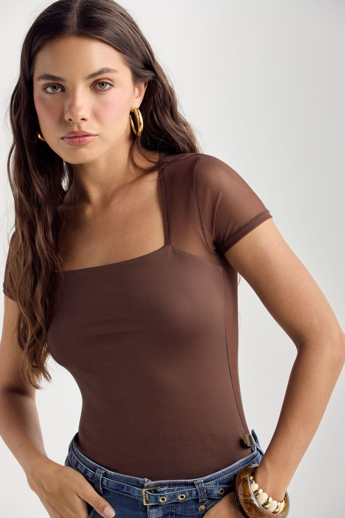 Top café oscuro cuello cuadrado para mujer