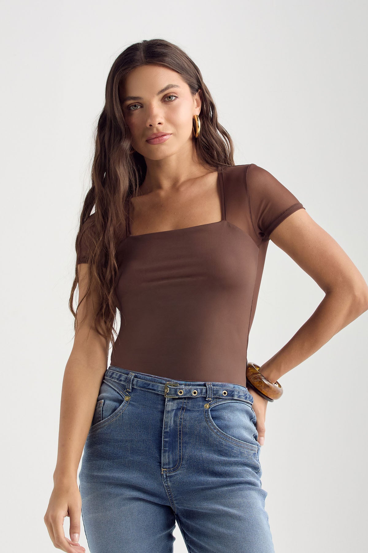 Top café oscuro cuello cuadrado para mujer