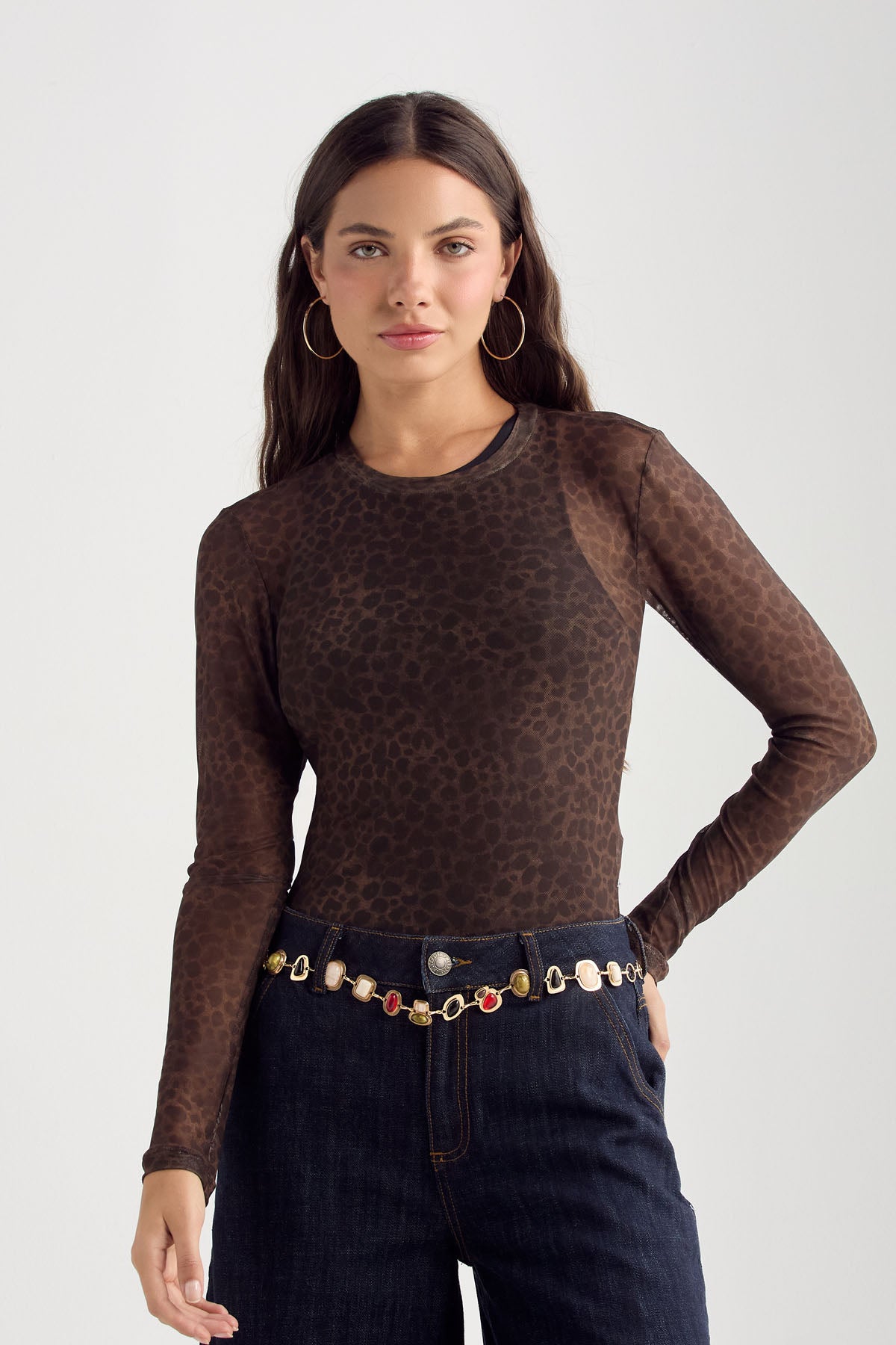 Top café oscuro estampado en mesh para mujer