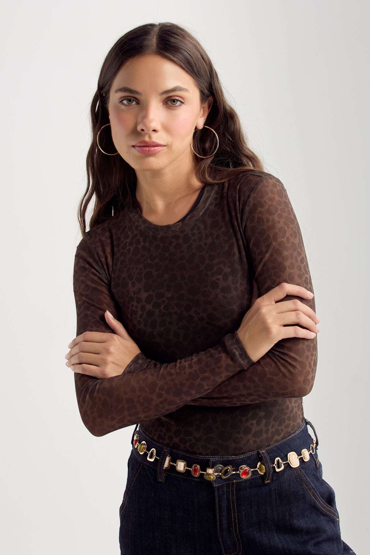 Top café oscuro estampado en mesh para mujer