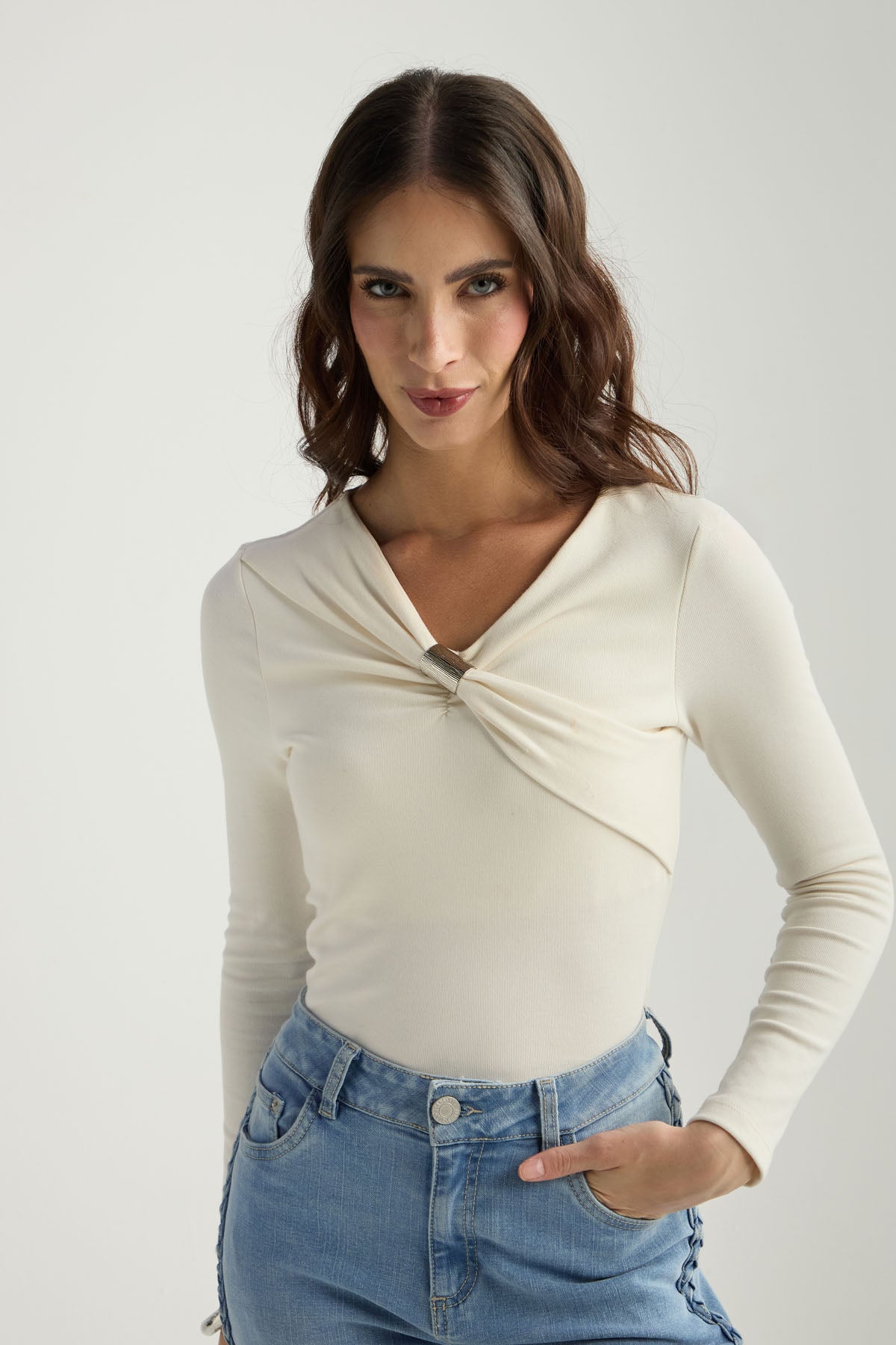 Top marfil con pasador en frente para mujer