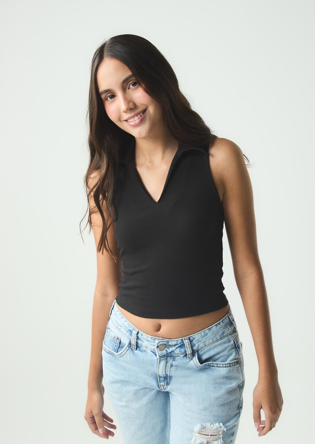 Top negro con cuello en V para jóvenes