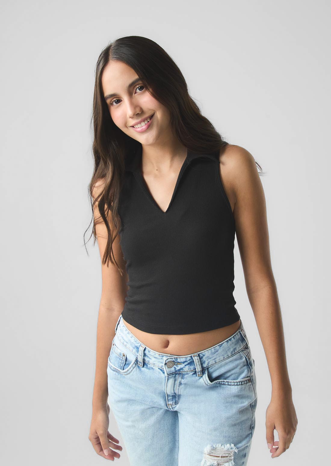 Top negro con cuello en V para jóvenes