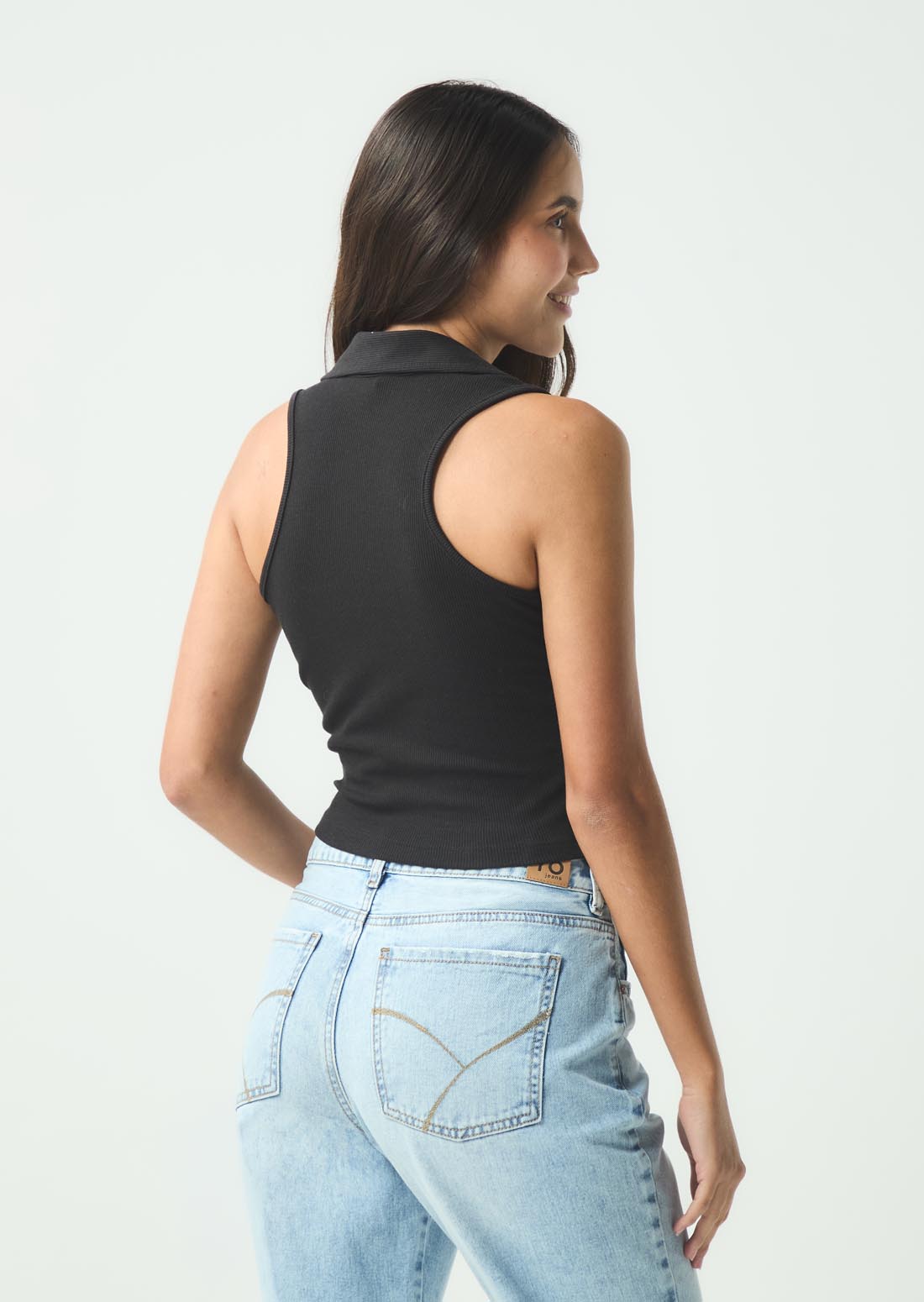 Top negro con cuello en V para jóvenes