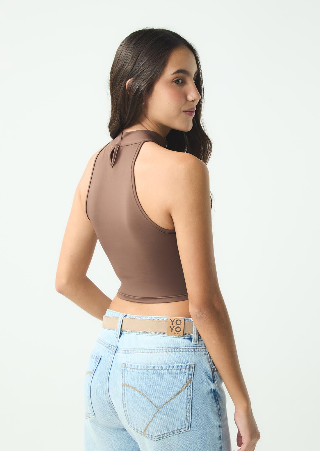 Top café medio con cuello halter para jóvenes