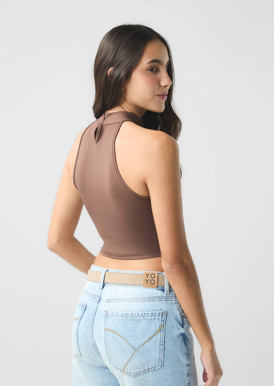 Top café medio con cuello halter para jóvenes