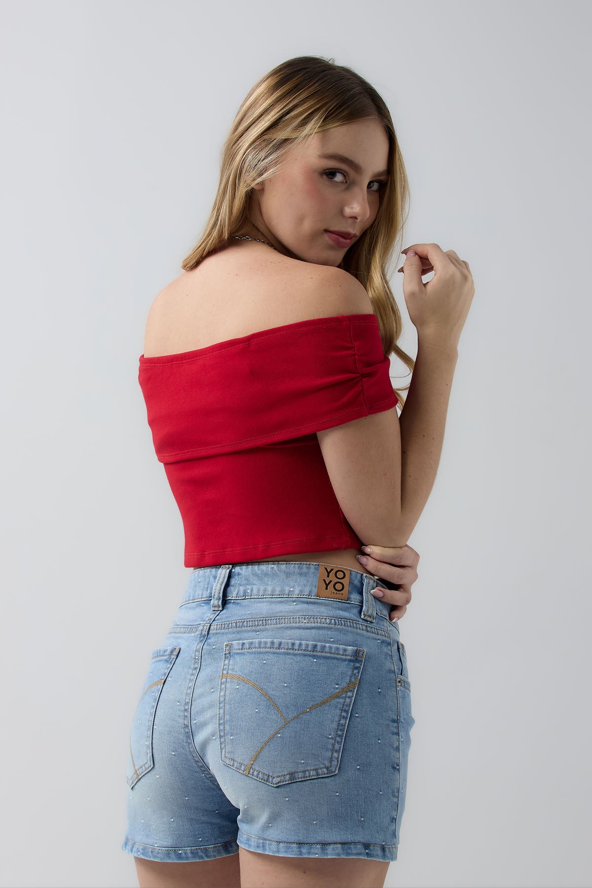 Top rojo con escote bandeja y fit ajustado para jóvenes