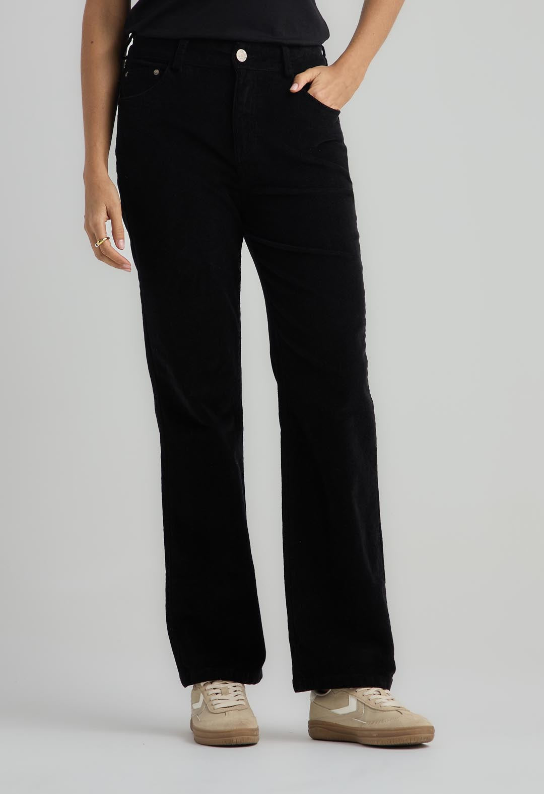 Pantalón vaquero negro en corduroy para mujer