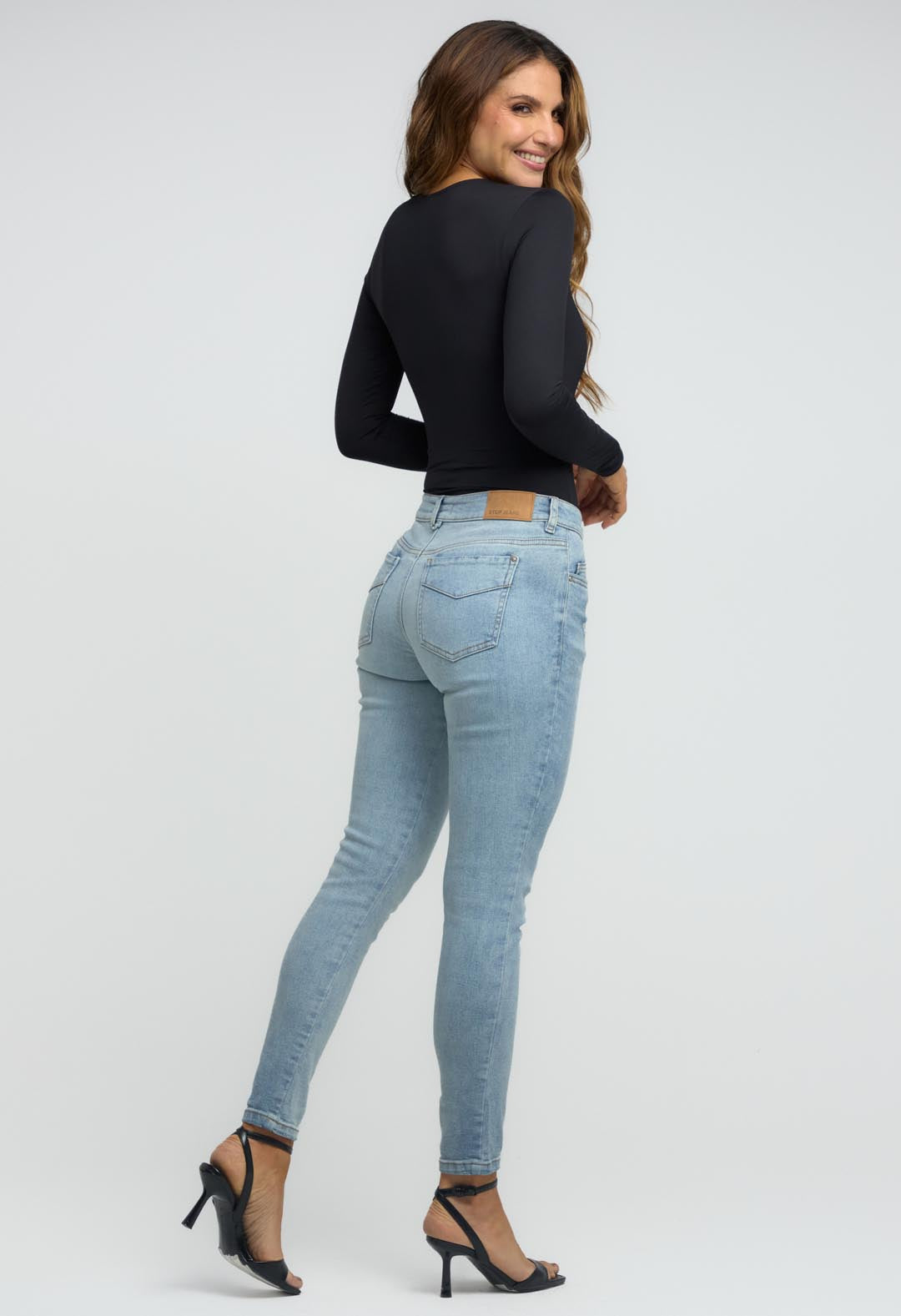 Jean vaquero claro con desgaste para mujeres