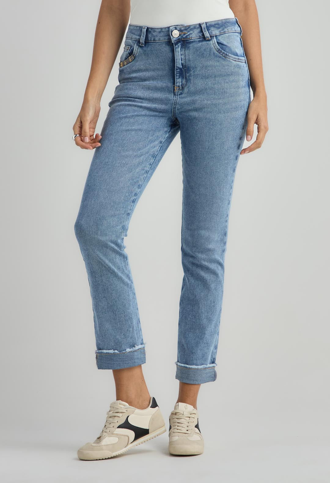 Jean vaquero claro y bota tubo para mujer