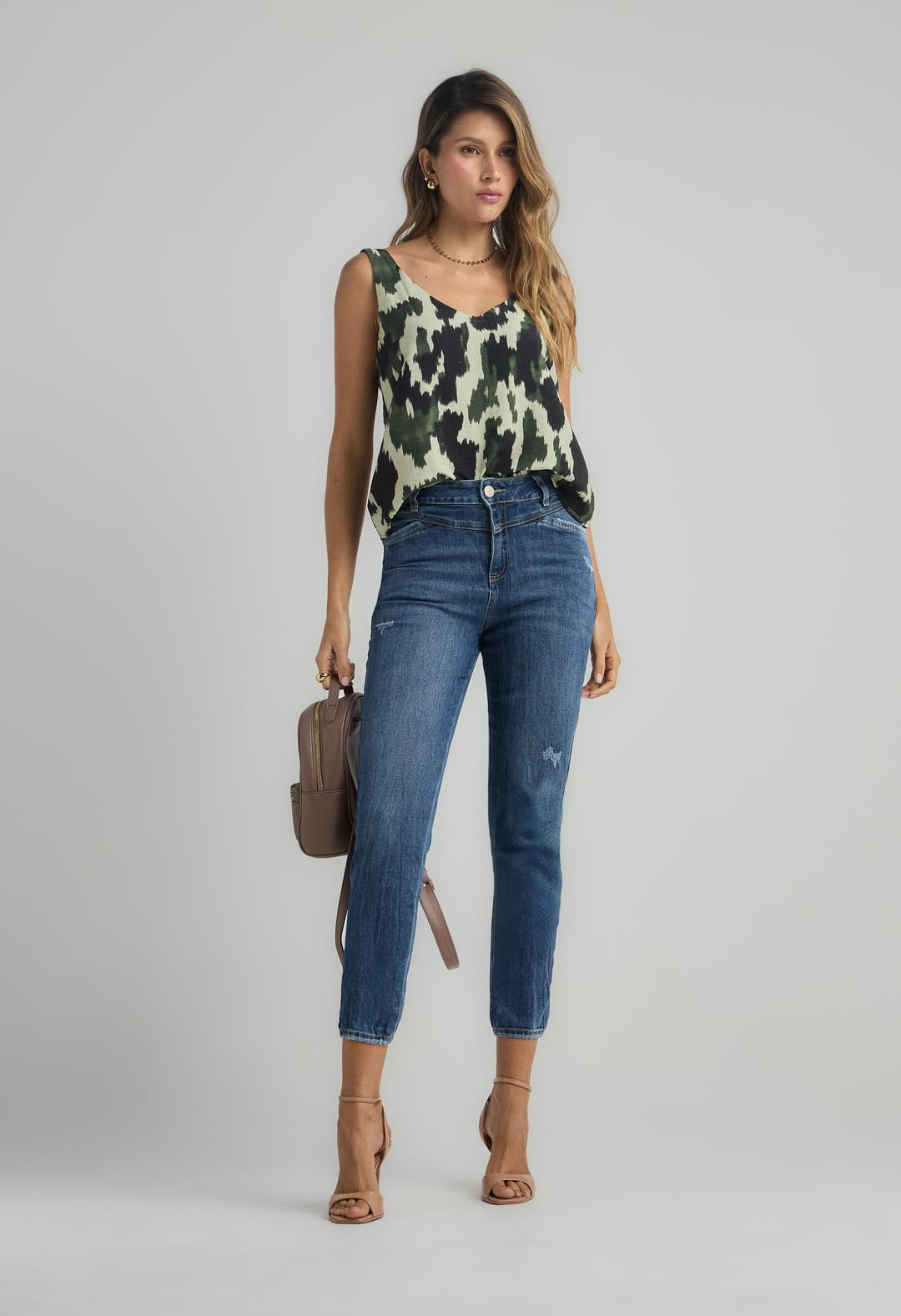 Jean vaquero medio oscuro con corte en delantera para mujer