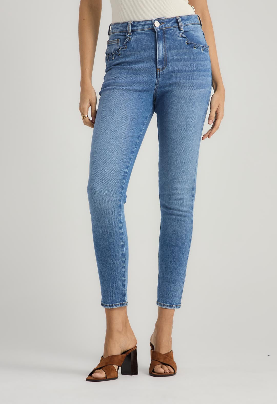 Jean vaquero claro con bota tubo para mujer