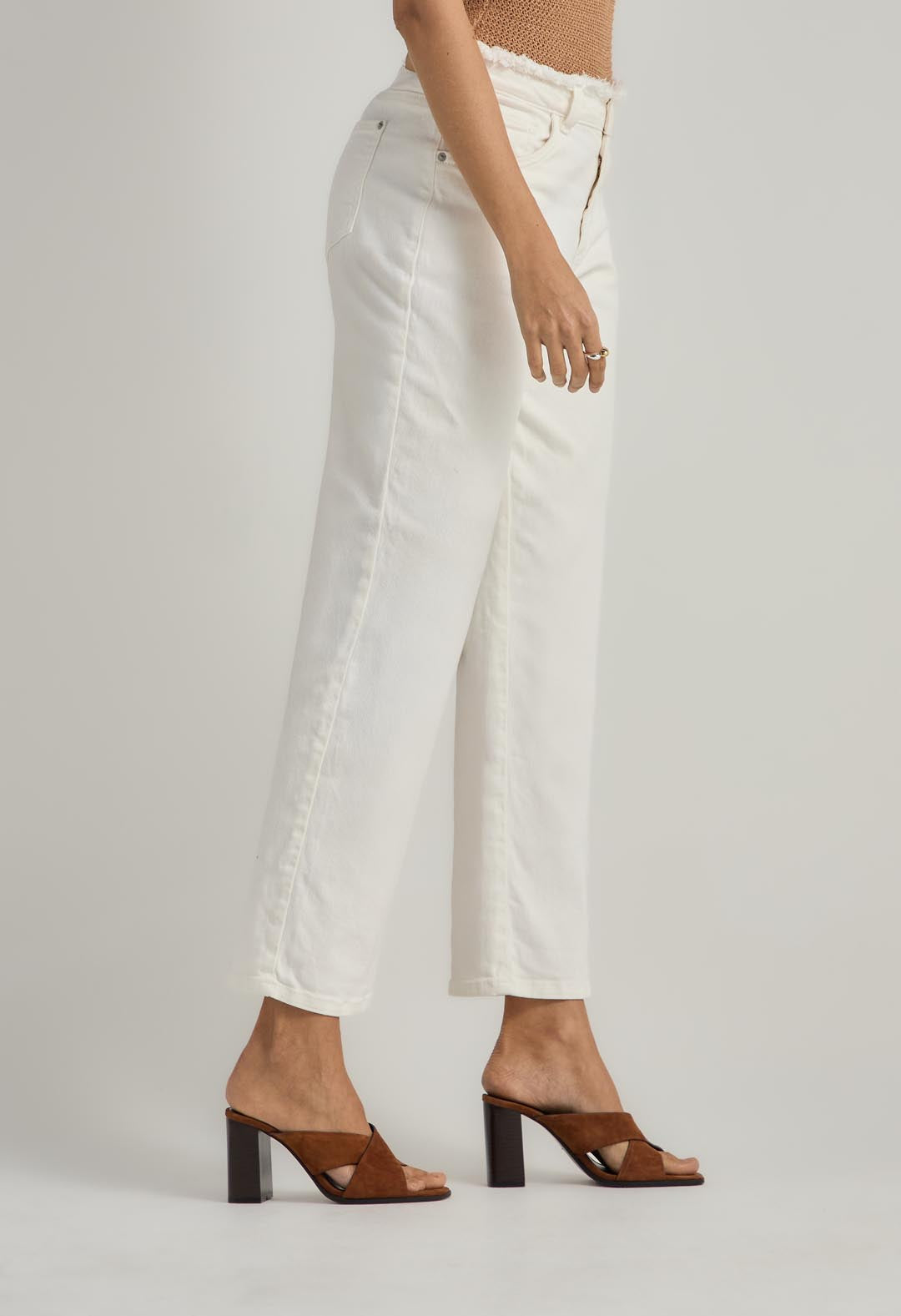 Jean vaquero tono marfil con bota recta para mujer