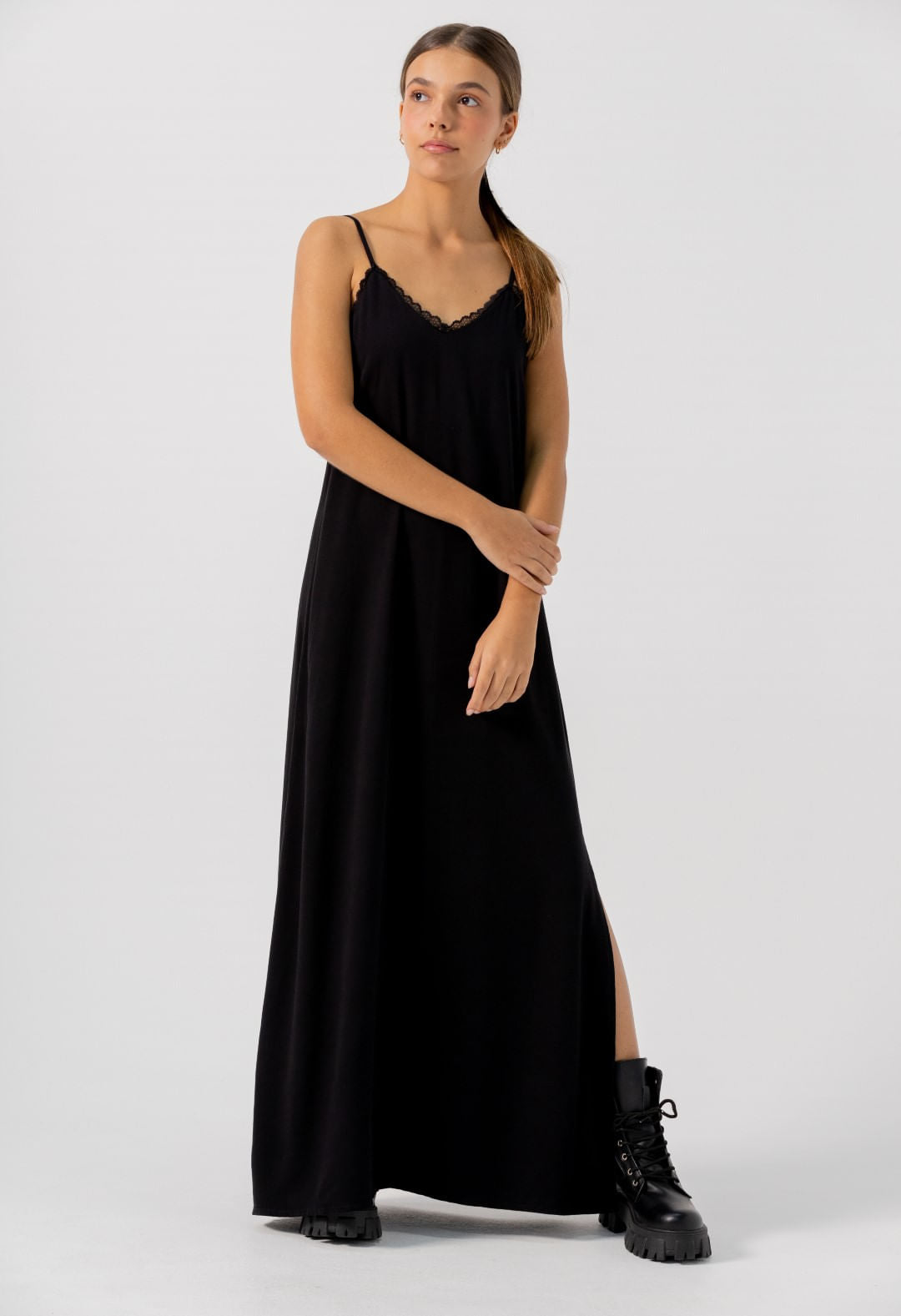 Vestido negro con encaje en escote para jóvenes